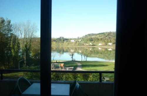 Clairvaux-les-Lacs Hotel | Hotel Restaurant La Chaumiere du Lac