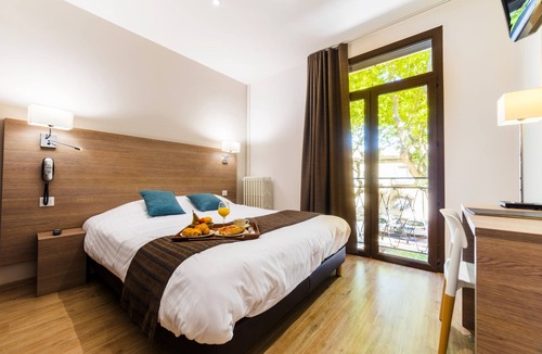 Saint-Gilles Hotel | Hotel Restaurant Le Cours