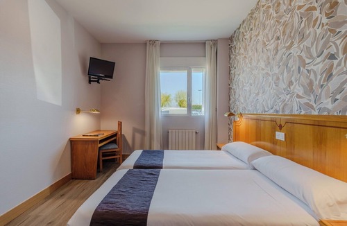 Villagonzalo Pedernales Hotel | Hotel Rey Arturo Burgos