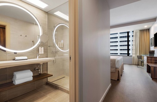 Streeterville Hotel | Hotel Riu Plaza Chicago