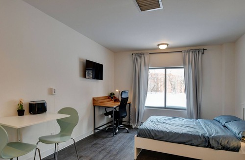 Laval Apartment | HOTEL ROOM DOWTOWN LAVAL Big STUDIO -PLACE BELL, free parking