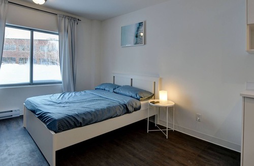 Laval Apartment | HOTEL ROOM DOWTOWN LAVAL Big STUDIO -PLACE BELL, free parking