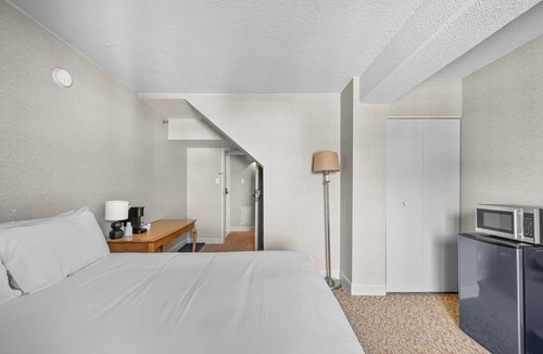 Saint-Sauveur Hotel | Hotel room le Domaine Queen bed