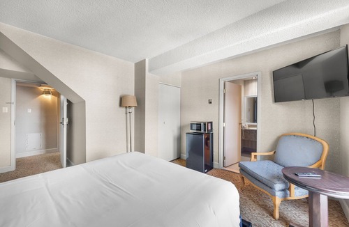 Saint-Sauveur Hotel | Hotel room le Domaine Queen bed