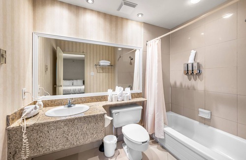 Saint-Sauveur Hotel | Hotel room le Domaine Queen bed