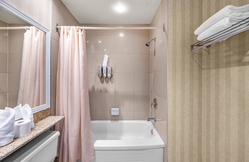 Saint-Sauveur Hotel | Hotel room le Domaine Queen bed