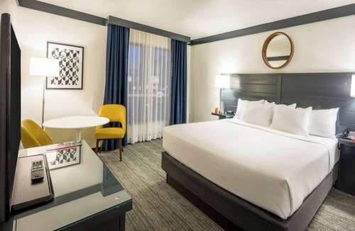 Las Vegas Hotel | Hotel Room Near Bellagio Fountains w/On-Site Casino + Seasonal Pool