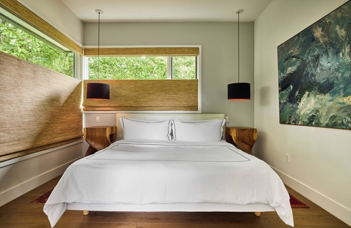 Travis Heights Hotel | Hotel Saint Cecilia