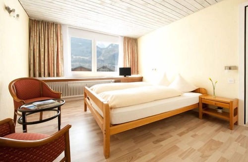 Martisberg Hotel | Hotel Sherlock Holmes "nur 200 m zur Gondelbahn Hasliberg"