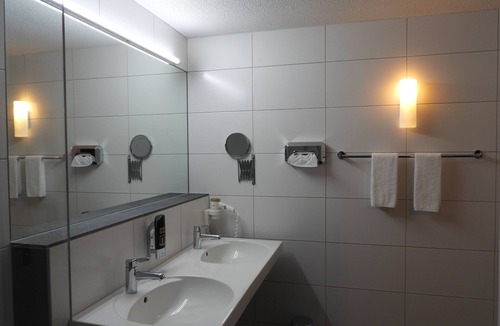 Martisberg Hotel | Hotel Sherlock Holmes "nur 200 m zur Gondelbahn Hasliberg"