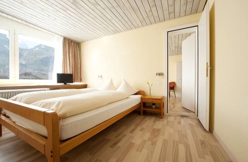 Martisberg Hotel | Hotel Sherlock Holmes "nur 200 m zur Gondelbahn Hasliberg"
