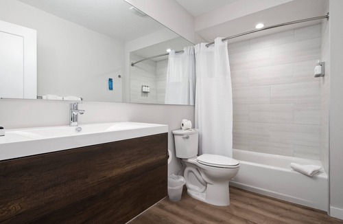 Nokomis Hotel | Hotel Studio (Ground Level) - Unit C