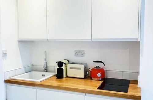 Vassall House | Hotel Style Studio with King Bed +Kitchen