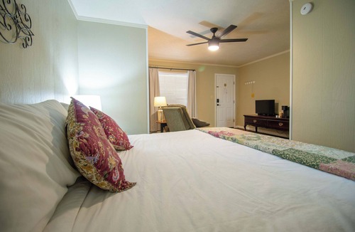Yellville Hotel | Hotel w/Gorgeous Views, Pool, Firepit: King