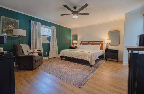 Yellville Hotel | Hotel w/Gorgeous Views, Pool: Renovated King Suite