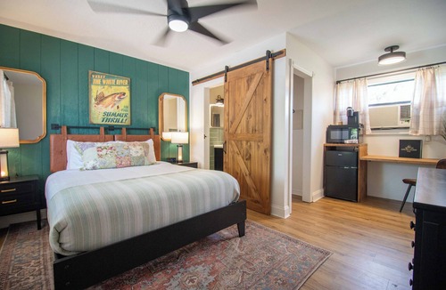 Yellville Hotel | Hotel w/Gorgeous Views, Pool, Firepit: Queen