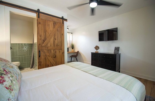 Yellville Hotel | Hotel w/Gorgeous Views, Pool, Firepit: Queen