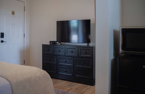 Yellville Hotel | Hotel w/Gorgeous Views, Pool, Firepit: Queen