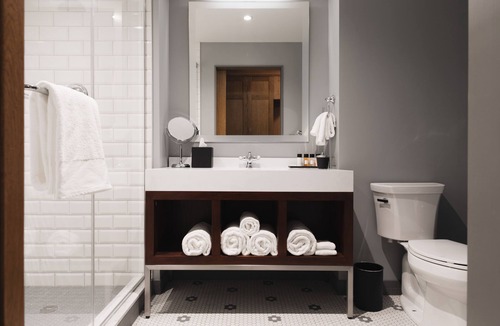 Wrigleyville Hotel | Hotel Zachary Chicago, a Tribute Portfolio Hotel