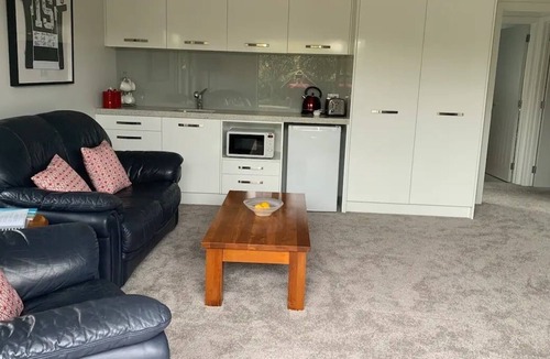 Westshore House | “HotelSuse” 2 minute walk to Westshore beach.