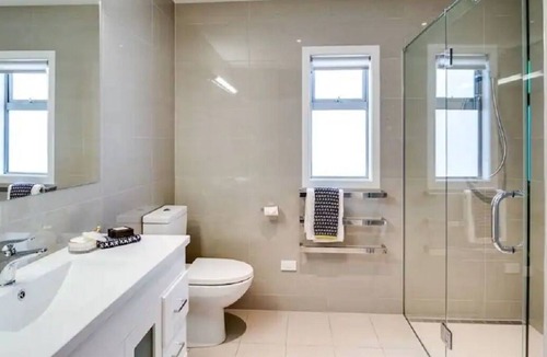 Westshore House | “HotelSuse” 2 minute walk to Westshore beach.