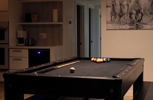 El Centro House | HotTub 3br2ba FencedBackyard Kingbirds poolTable 1.2GbpsWifi