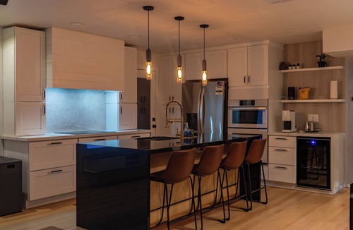 El Centro House | HotTub 3br2ba FencedBackyard Kingbirds poolTable 1.2GbpsWifi