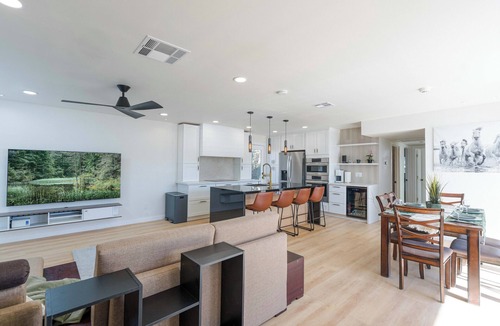 El Centro House | HotTub 3br2ba FencedBackyard Kingbirds poolTable 1.2GbpsWifi