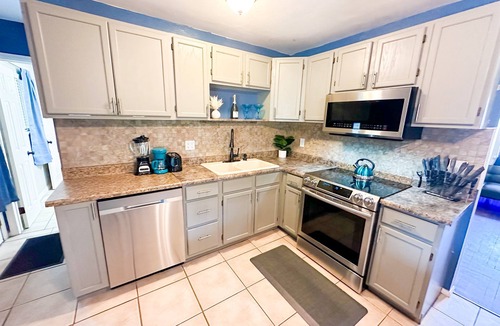 Pueblo House | HotTub Arcade Home 7 Beds 420Friendly