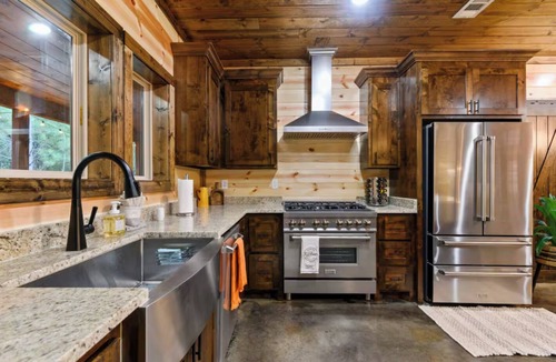Broken Bow Cabin | HotTub/FirePit/GameRm/Deck/ForestViews/3 King Beds