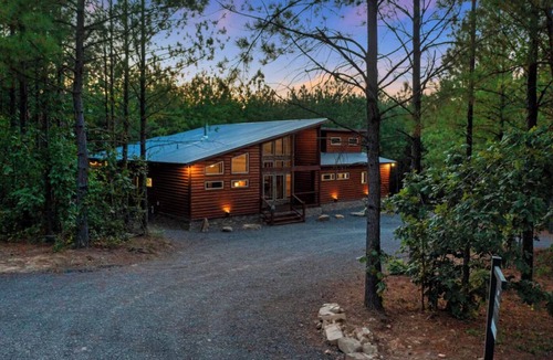 Broken Bow Cabin | HotTub/FirePit/GameRm/Deck/ForestViews/3 King Beds