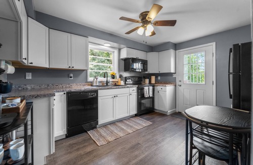 Linden House | 🔥 Hottub + 🐕 friendly + 🏔️ view + Skyline Dr + Wineries