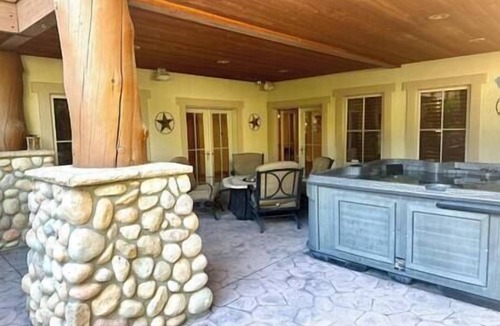 Murray House | HotTub, Gym, Close to Everything