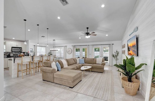 Palm Beach Gardens House | Hottub! Mini Golf! Water Access! Pets! 5min beach!