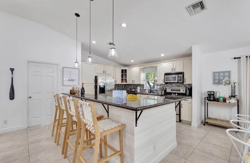 Palm Beach Gardens House | Hottub! Mini Golf! Water Access! Pets! 5min beach!