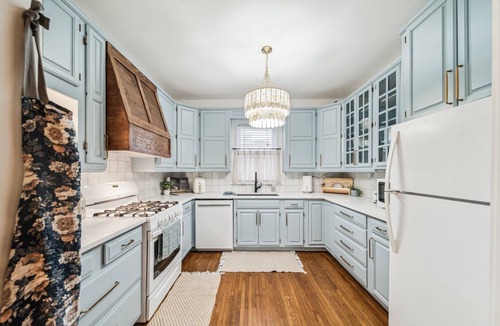 Downtown Tulsa House | Hottub, Pool Table, Bball, pets, Firepit, Sleeps 8