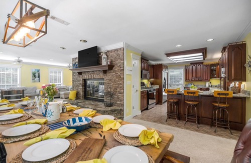 Smithville House | HotTUB+Sauna, Arcade, FREE Kayaks+ Lake Access | BEACHY Area Ramp | Sleeps 17