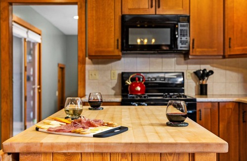 Bellaire House | HotTub|Sauna|Pool Pass|Games|FirePit|Pets|Family