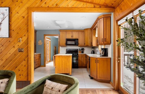 Bellaire House | HotTub|Sauna|Pool Pass|Games|FirePit|Pets|Family