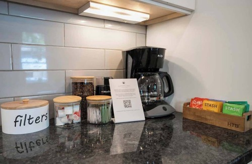 Inglewood Condo | HotTUBOasis-PATIO-Arcade-NEAR Dwtn- Parking!