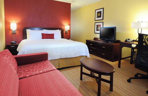 Southeast Houston Hotel | HOU Airport King Studio w/Pool, Gym