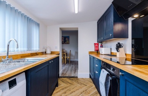 Bromley Cross House | Hough House - 4 bedrooms & spacious