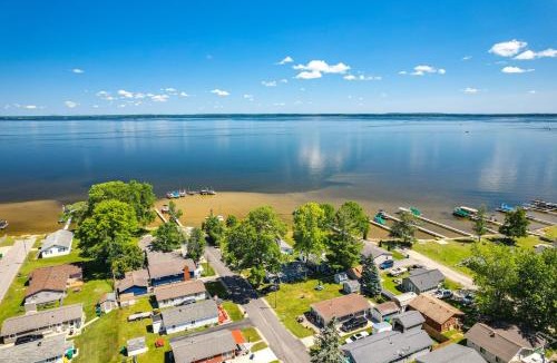 Houghton Lake House | Houghton Lake Cottage w/Patio: Walk to Waterfront
