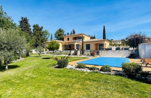 Saint-Saturnin-les-Avignon House | House