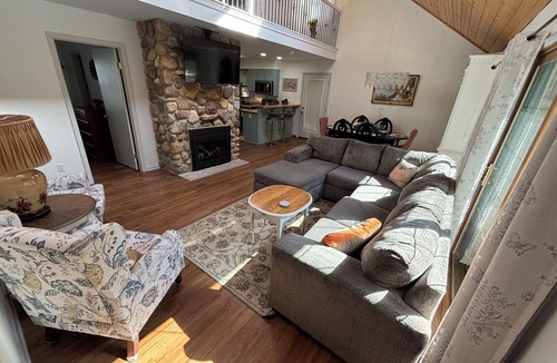 Honey Creek House | House - 1 minute to Alpine Valley Ski Hill. 5 acres with fireplace