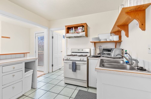 Ashland House | House + 2 Studios- 3 blocks from the Plaza!