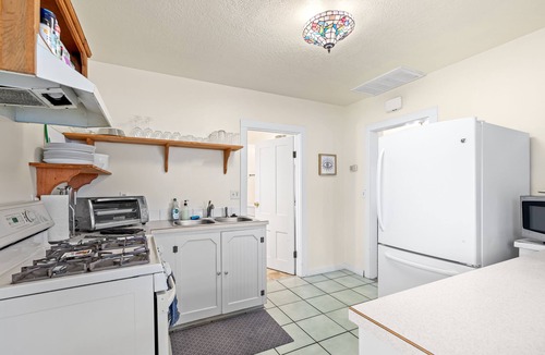 Ashland House | House + 2 Studios- 3 blocks from the Plaza!