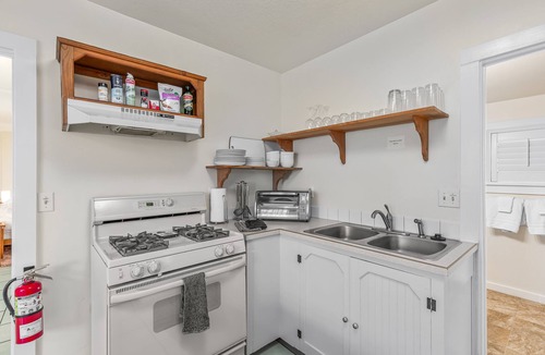 Ashland House | House + 2 Studios- 3 blocks from the Plaza!