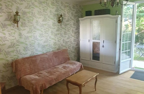 Treillieres House | House 42 m² equipped, pets welcome, 48 €/night, max stay 14 nights.
