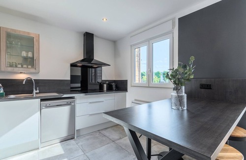 La Madeleine House | House 4bed 2bath with garden and private parking.